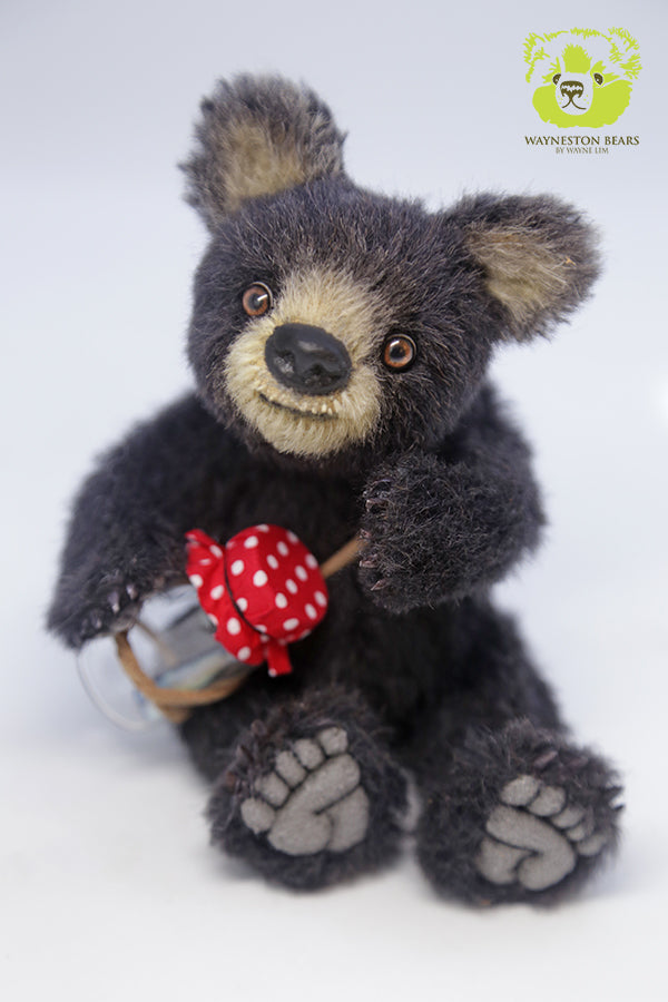 Artist Bear, Expresso by Wayneston Bears